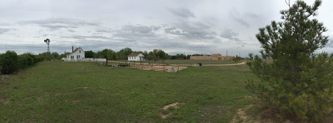 Panoramic view of the park: the windmill, the Donelson House, the Independence School and the garden, with the fort in the distance